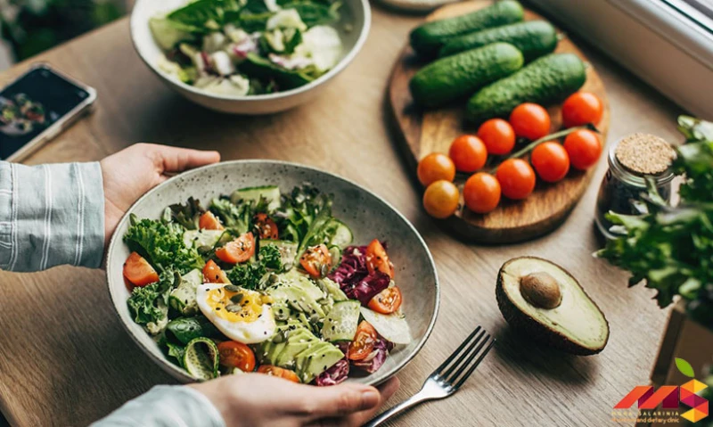 نقش رژیم غذایی در ساخت سیکس پک با دمبل